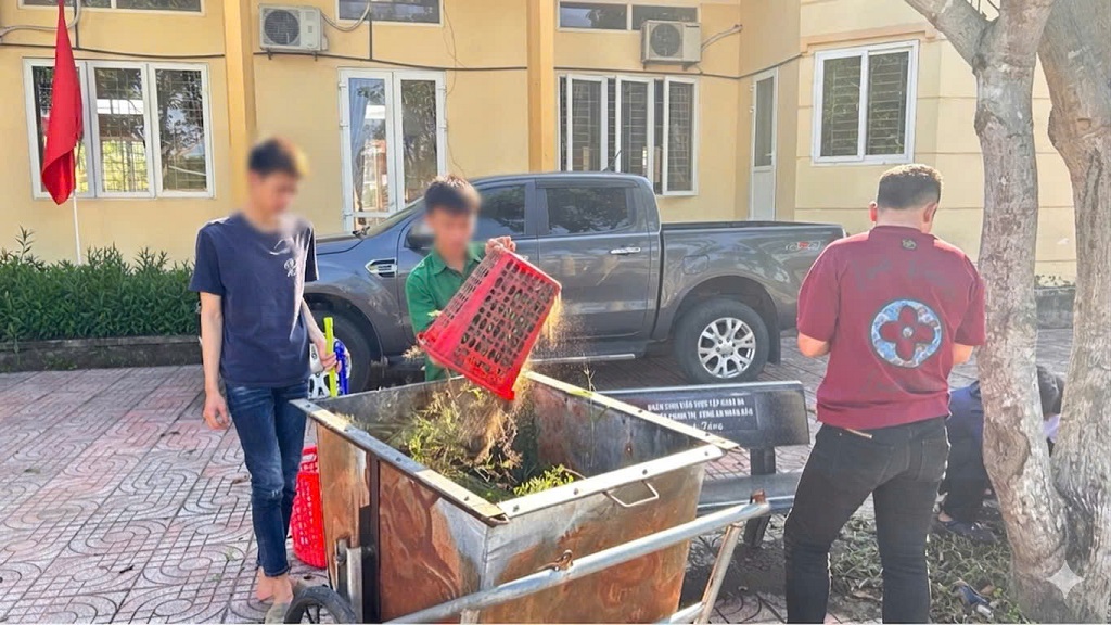Thanh, thiếu niên tham gia lao động công ích như vệ sinh khuôn viên trụ sở, chăm sóc cảnh quan, dọn dẹp khu vực Đài tưởng niệm liệt sĩ và công trình công cộng