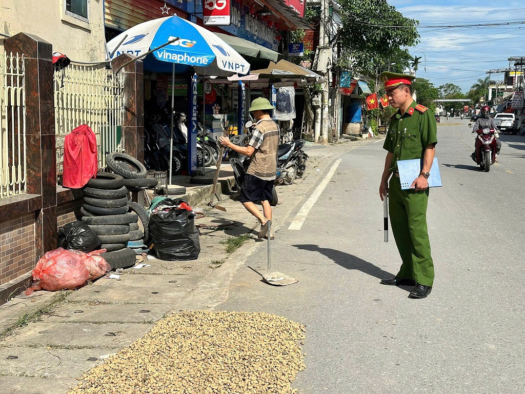 Công an xã Bích Hào tuyên truyền, bảo đảm ATGT mùa thu hoạch nông sản