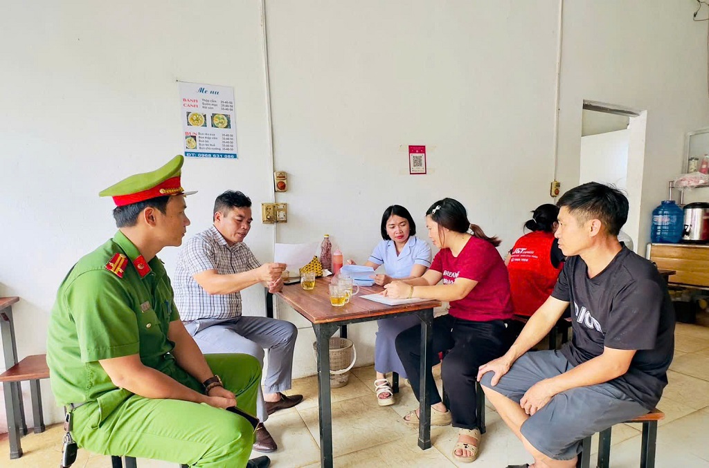 Công an xã Bích Hào phối hợp kiểm tra an toàn thực phẩm