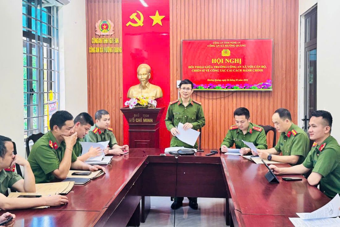 Đối thoại giữa Trưởng Công an xã và CBCS về công tác cải cách hành chính