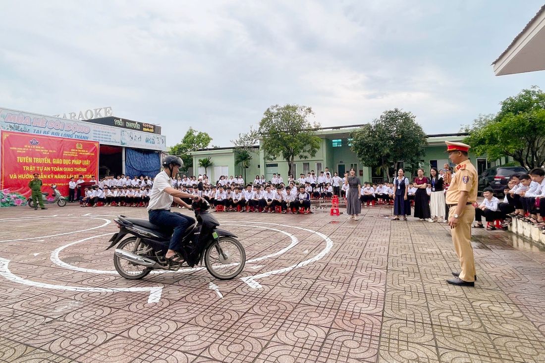 Học sinh thực hành kỹ năng lái xe an toàn