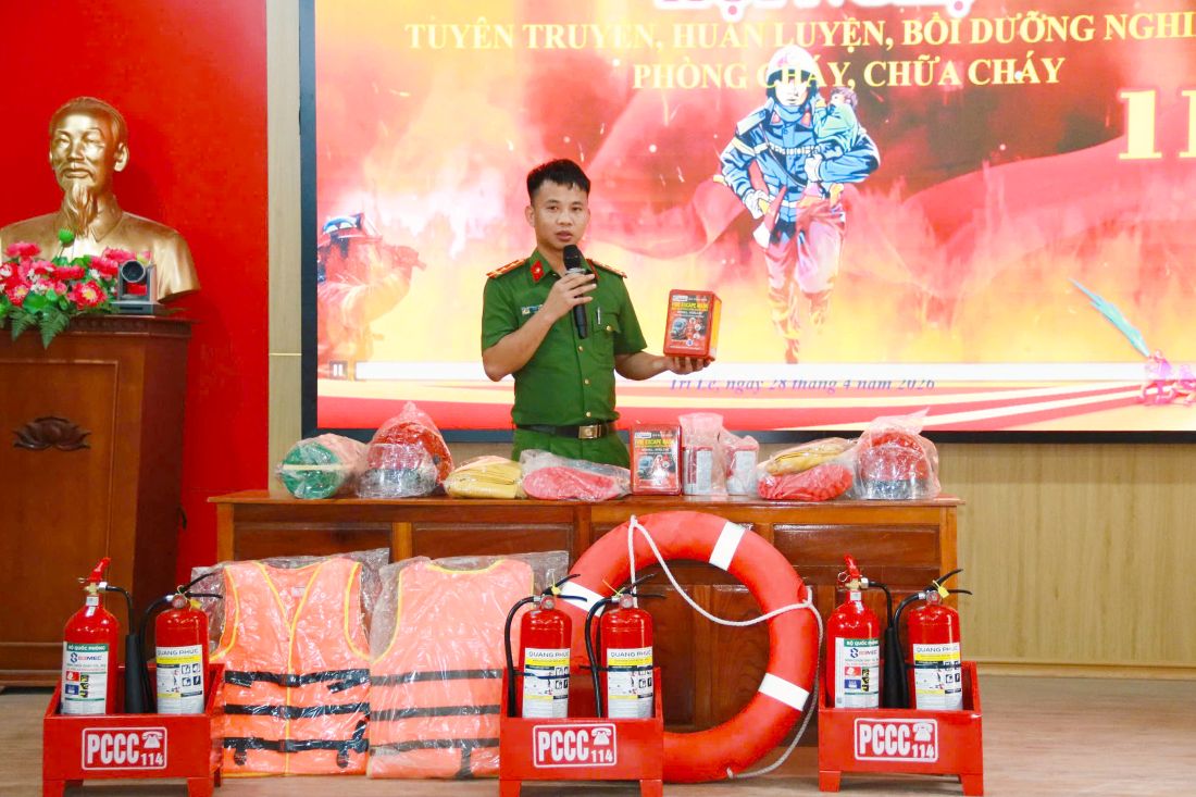 Cán bộ Công an xã Tri Lễ tuyên truyền, hướng dẫn nội dung về PCCC&CNCH