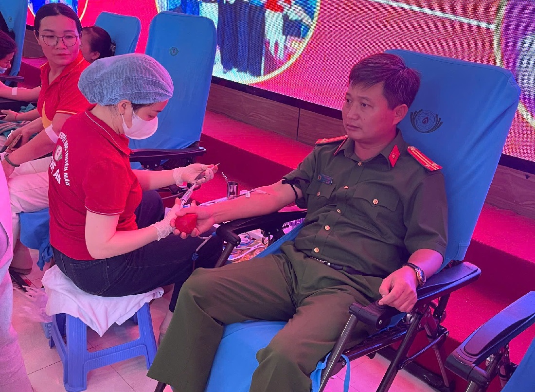 Công an phường Hoàng Mai tham gia hiến máu tình nguyện