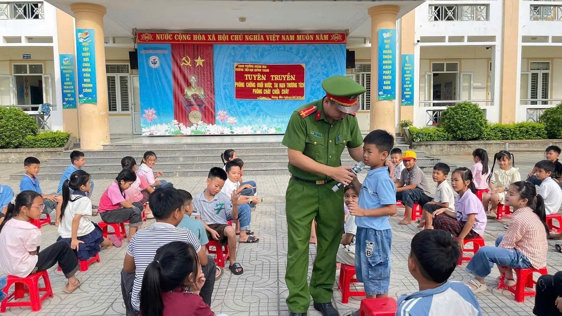 Công an phường Hoàng Mai tuyên truyền, phổ biến pháp luật cho học sinh