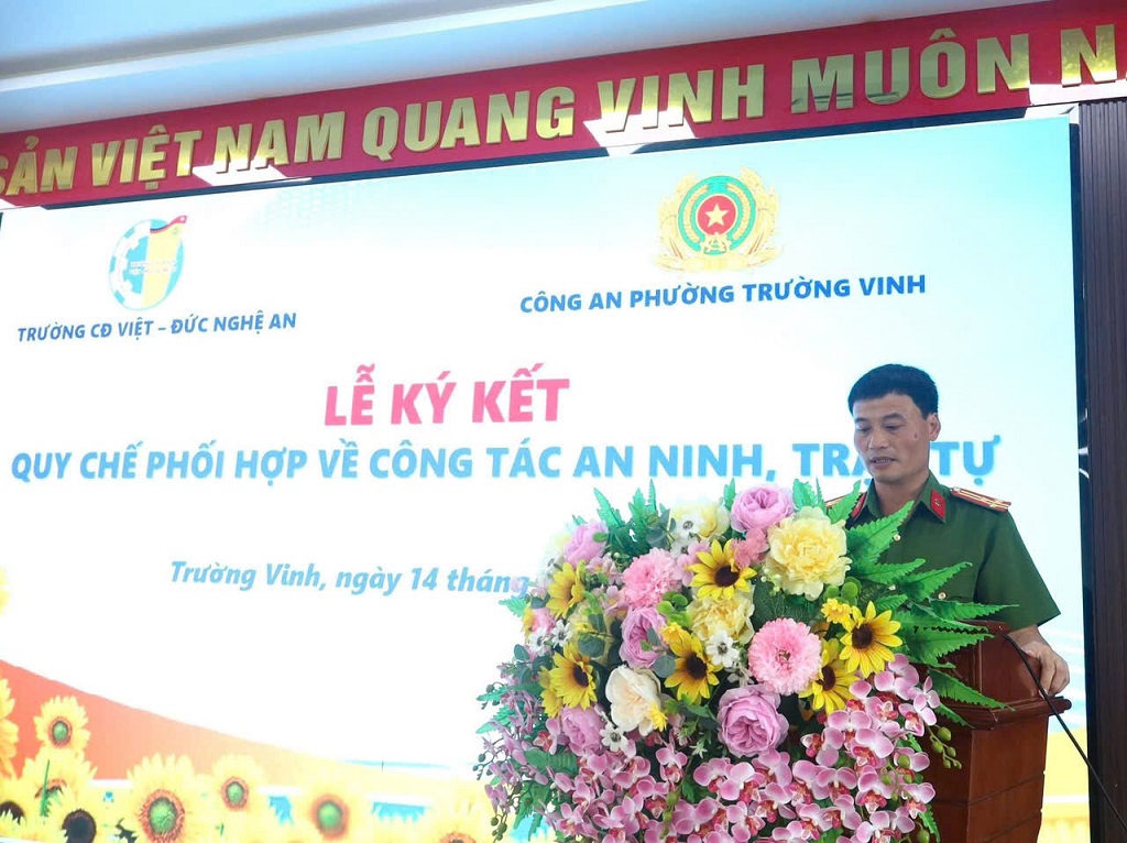 Đại diện Công an phường Trường Vinh phát biểu 