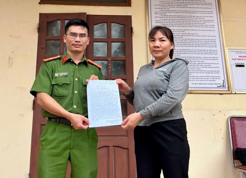 Công an phường Quỳnh Mai kịp thời hỗ trợ trả lại tiền chuyển khoản nhầm cho người dân