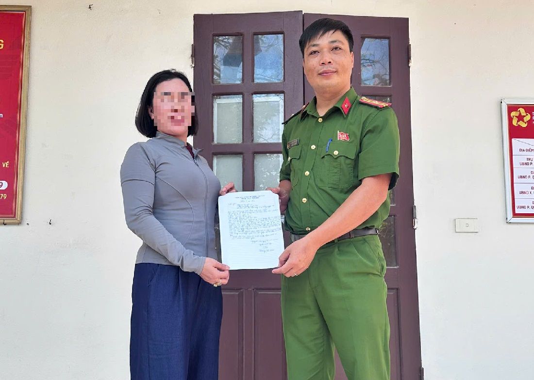 Công an phường Quỳnh Mai hỗ trợ người dân nhận lại tiền chuyển khoản nhầm