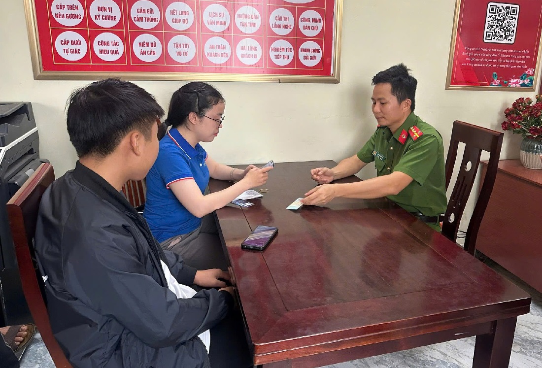 Công an phường Quỳnh Mai phát sim tặng công dân làm định danh điện tử