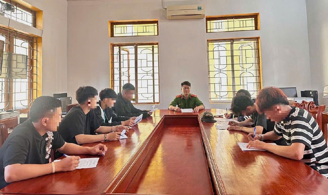 Công an phường Quỳnh Mai kiểm danh, kiểm diện thanh, thiếu niên 