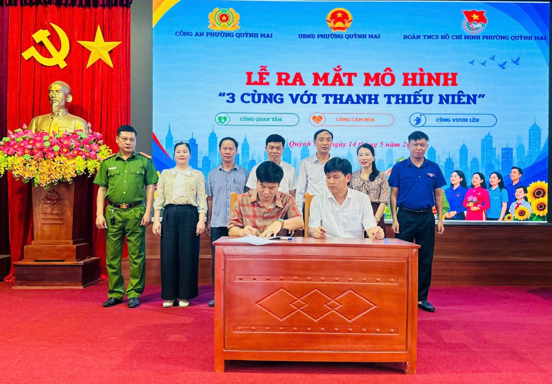 Đại diện các đơn vị ký cam kết thực hiện mô hình “3 cùng với thanh, thiếu niên”