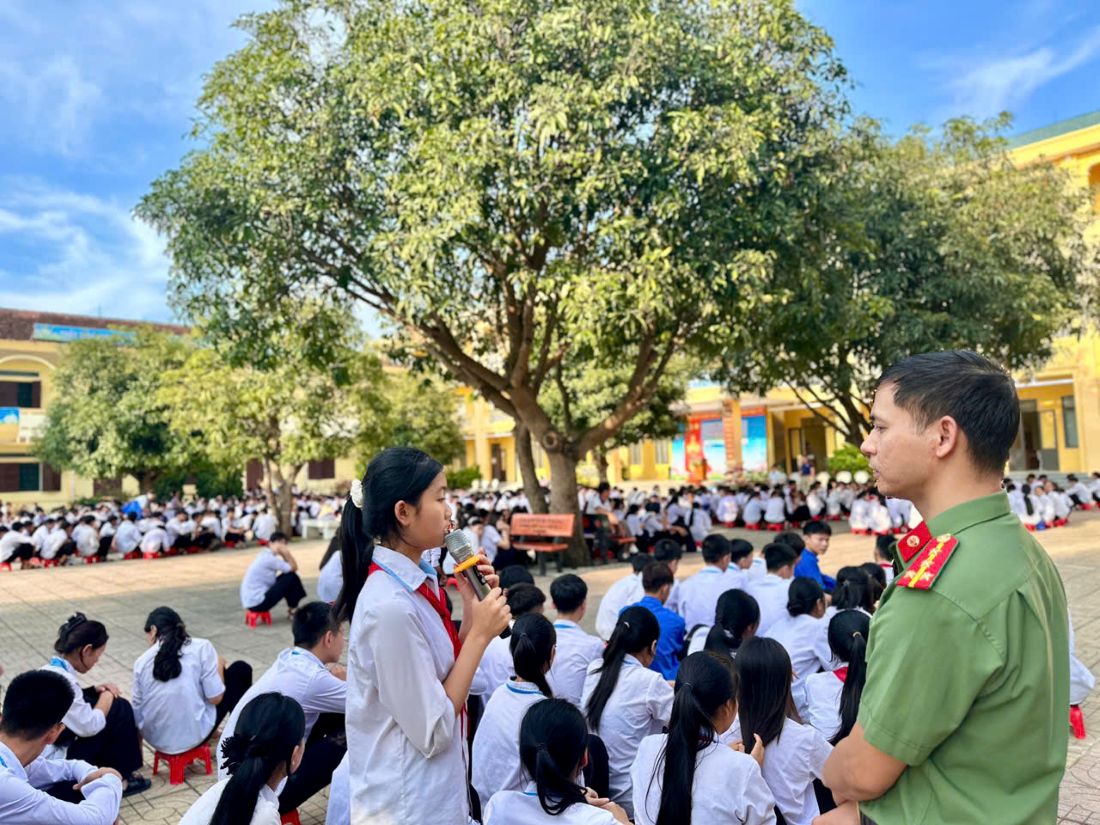 Công an phường Quỳnh Mai tuyên truyền, phổ biến pháp luật cho học sinh