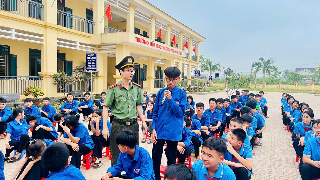 Công an xã Hoa Quân phối hợp tuyên truyền phổ biến pháp luật tại Trường THCS Thanh Chi