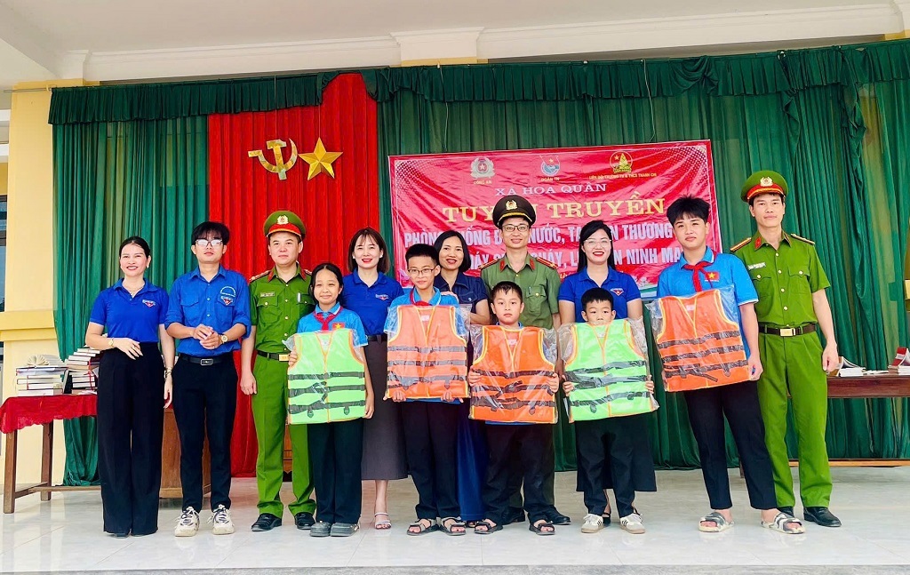 Tặng áo phao cho học sinh có câu trả lời đúng