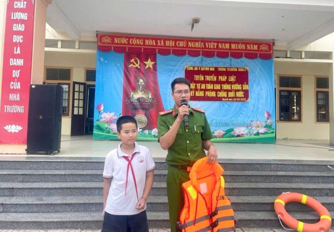 Công an phường hướng dẫn sử dụng phao 