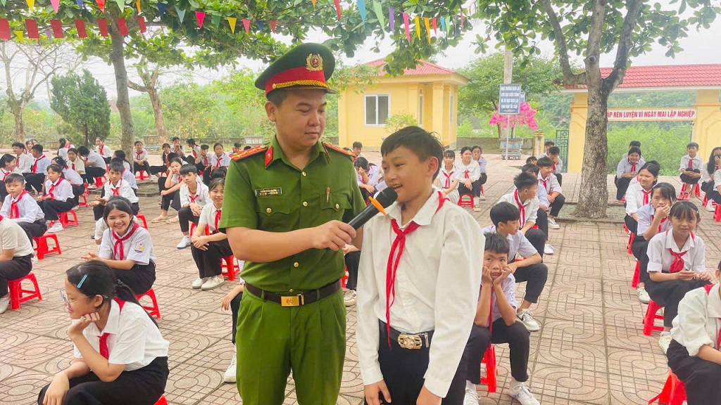 Công an xã Hoa Quân phối hợp tuyên truyền phổ biến pháp luật tại Trường THCS Thanh Thịnh