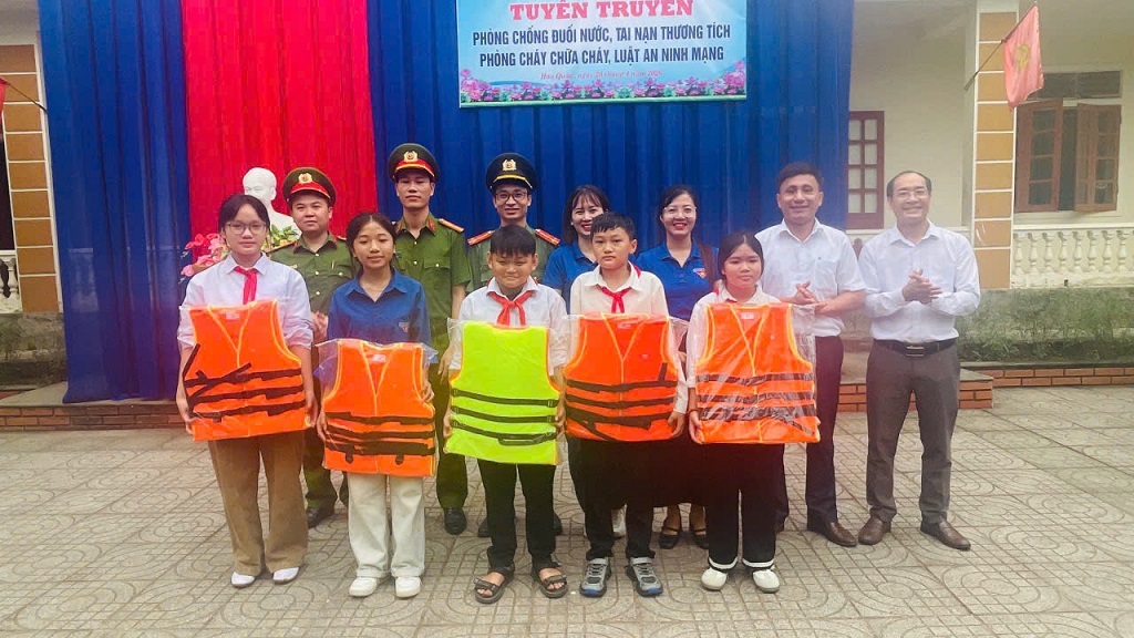  Tặng áo phao cho học sinh có câu trả lời đúng