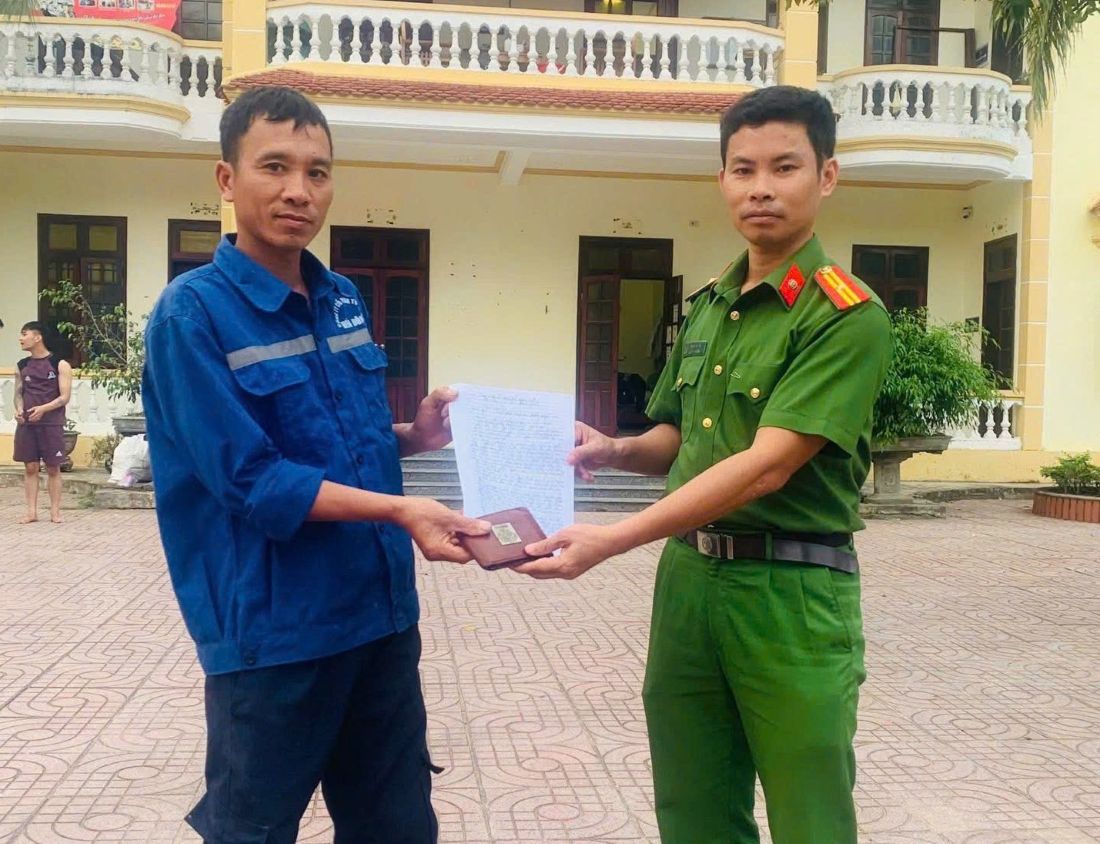 Công an phường Quỳnh Mai nhanh chóng trao trả tài sản cho người dân đánh rơi