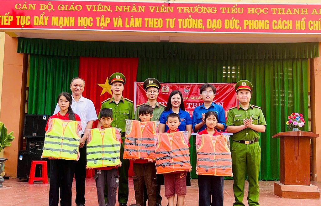 Tặng áo phao cho học sinh có câu trả lời đúng
