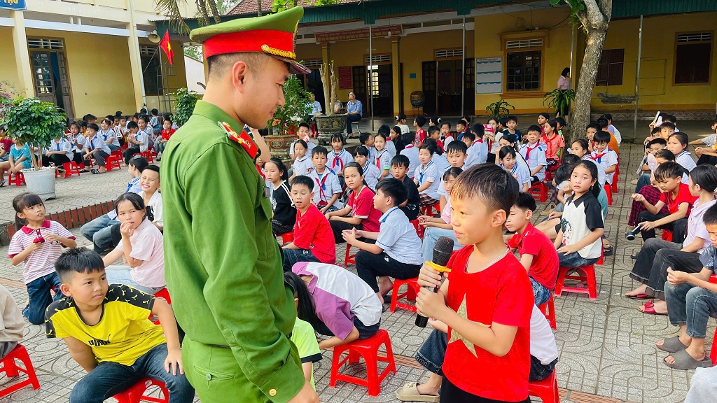 Công an xã Hoa Quân phối hợp tuyên truyền phổ biến pháp luật tại Trường Tiểu học Thanh Hương