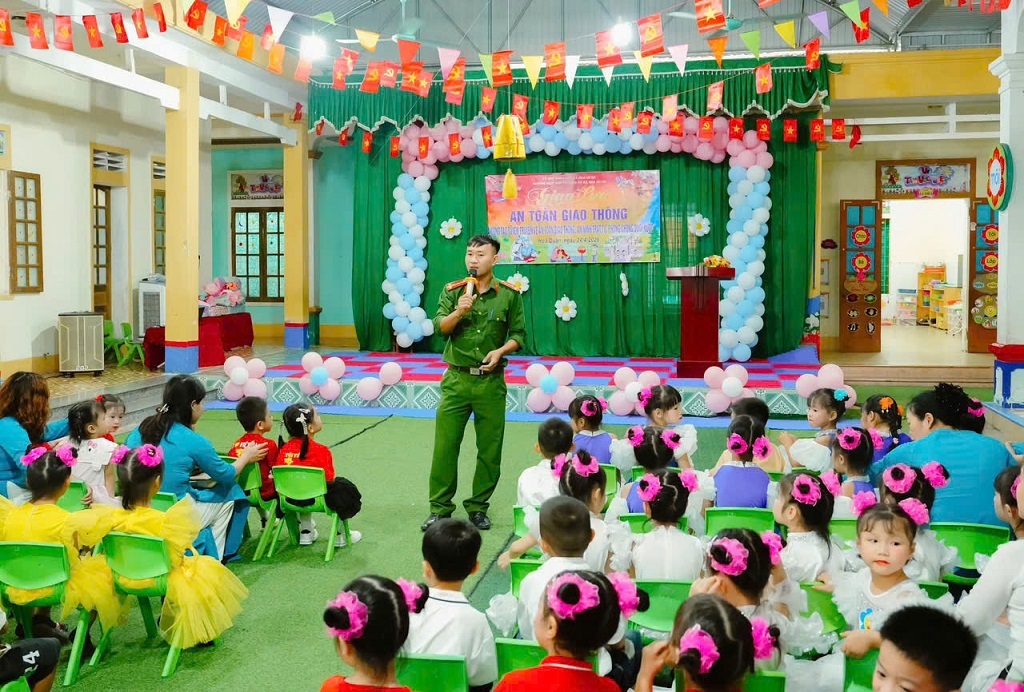 Công an xã Hoa Quân phối hợp tuyên truyền phổ biến pháp luật tại Trường Mầm non Thanh Hương
