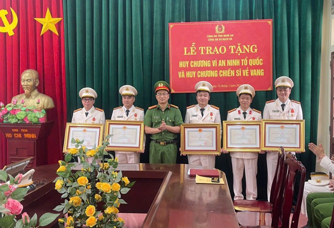 Thừa ủy quyền, chỉ huy Công an xã trao tặng Huy chương đến cán bộ, chiến sĩ