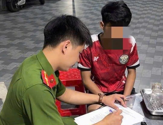 Công an xã tổ chức cho thanh, thiếu niên ký cam kết không vi phạm pháp luật