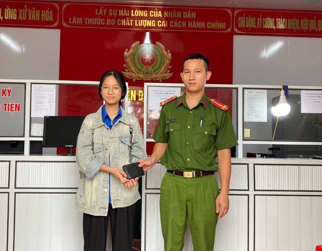 Trao trả tài sản cho người dân đánh rơi