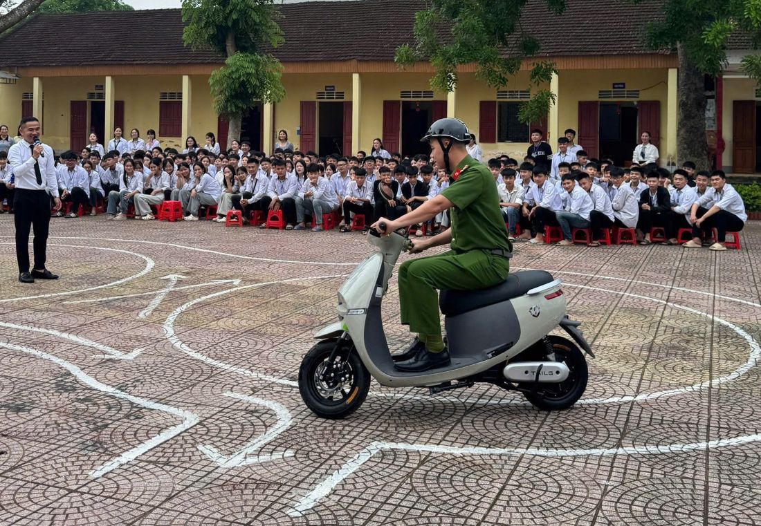 Tuyên truyền pháp luật về trật tự ATGT cho học sinh
