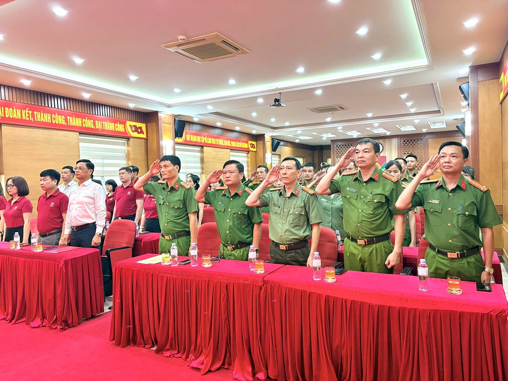 Đại biểu thực hiện nghi thức chào cờ 