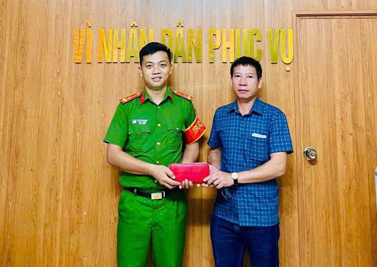 Hỗ trợ tìm kiếm, trao trả tài sản cho người dân đánh rơi