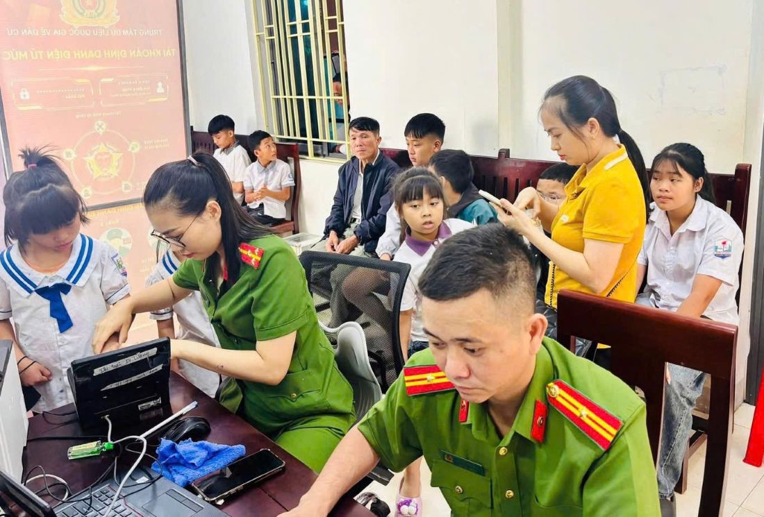 Công an xã Đô Lương duy trì tiếp công dân xuyên lễ phục vụ Nhân dân