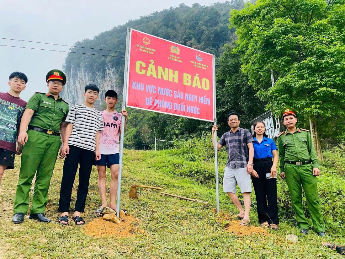 Công an xã phối hợp cắm biển cảnh báo đuối nước tại khu vực nguy hiểm