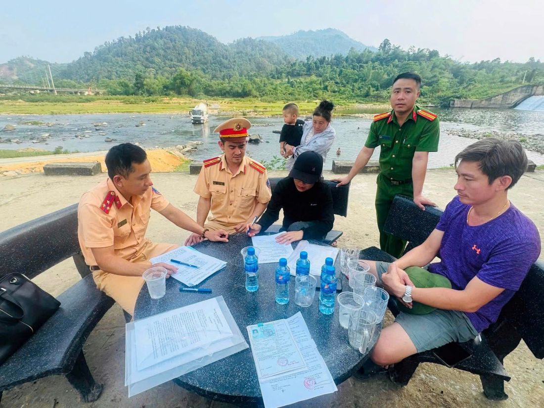 Lực lượng chức năng tổ chức cho chủ phương tiện ký cam kết