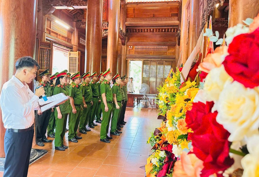 Dâng hoa, dâng hương tưởng nhớ Chủ tịch Hồ Chí Minh