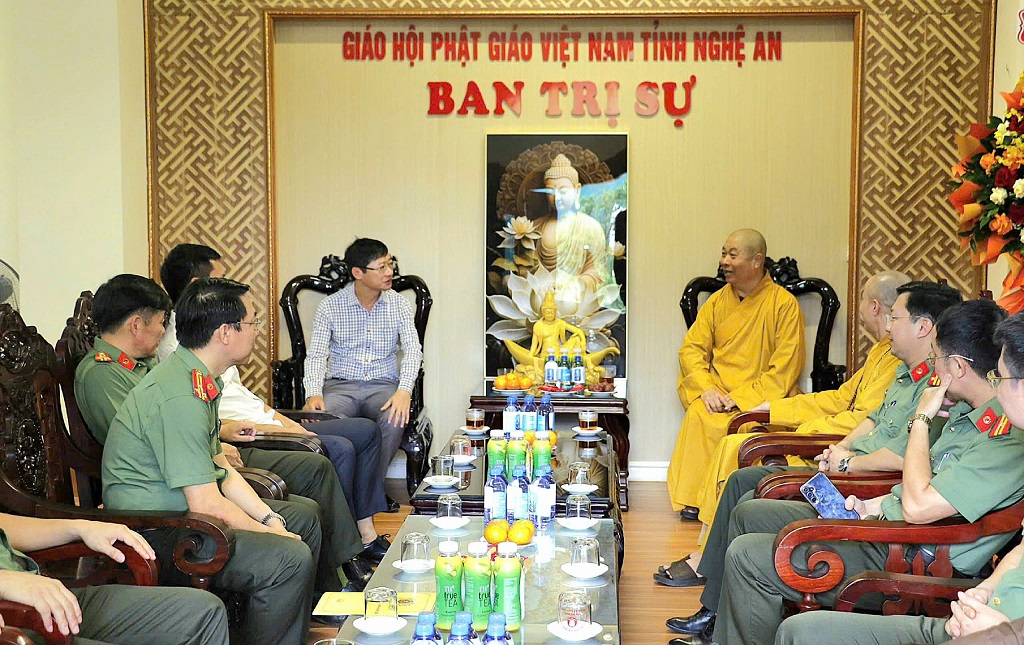 Đại tá Trần Ngọc Tuấn, Phó Giám đốc Công an tỉnh chúc mừng Giáo hội Phật giáo Việt Nam tỉnh Nghệ An nhân dịp đại lễ Phật đản Phật lịch 2570