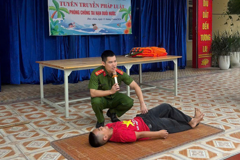 Công an xã hướng dẫn cách sơ cứu người bị đuối nước