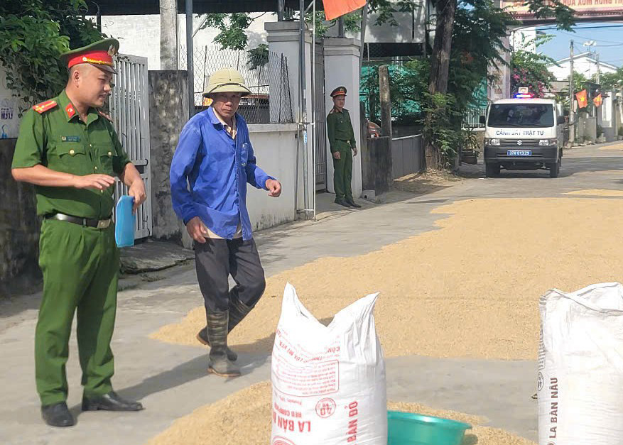 Công an xã tuyên truyền, nhắc nhở người dân
