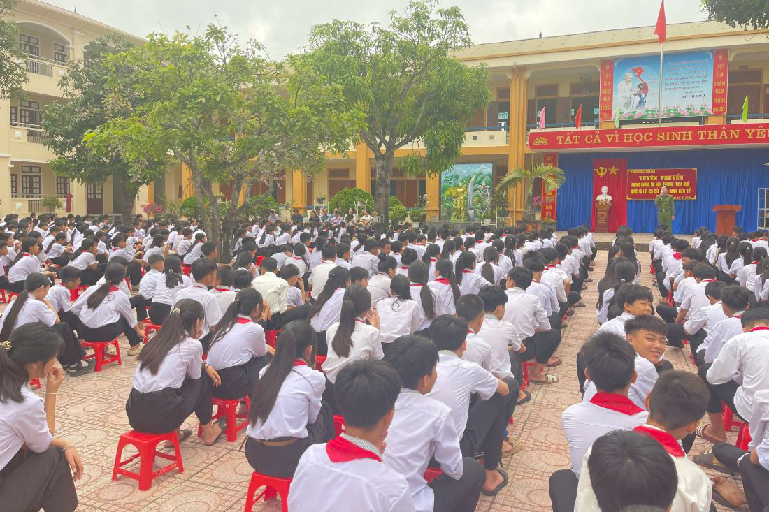 Tuyên truyền phòng chống đuối nước và định danh điện tử cho học sinh