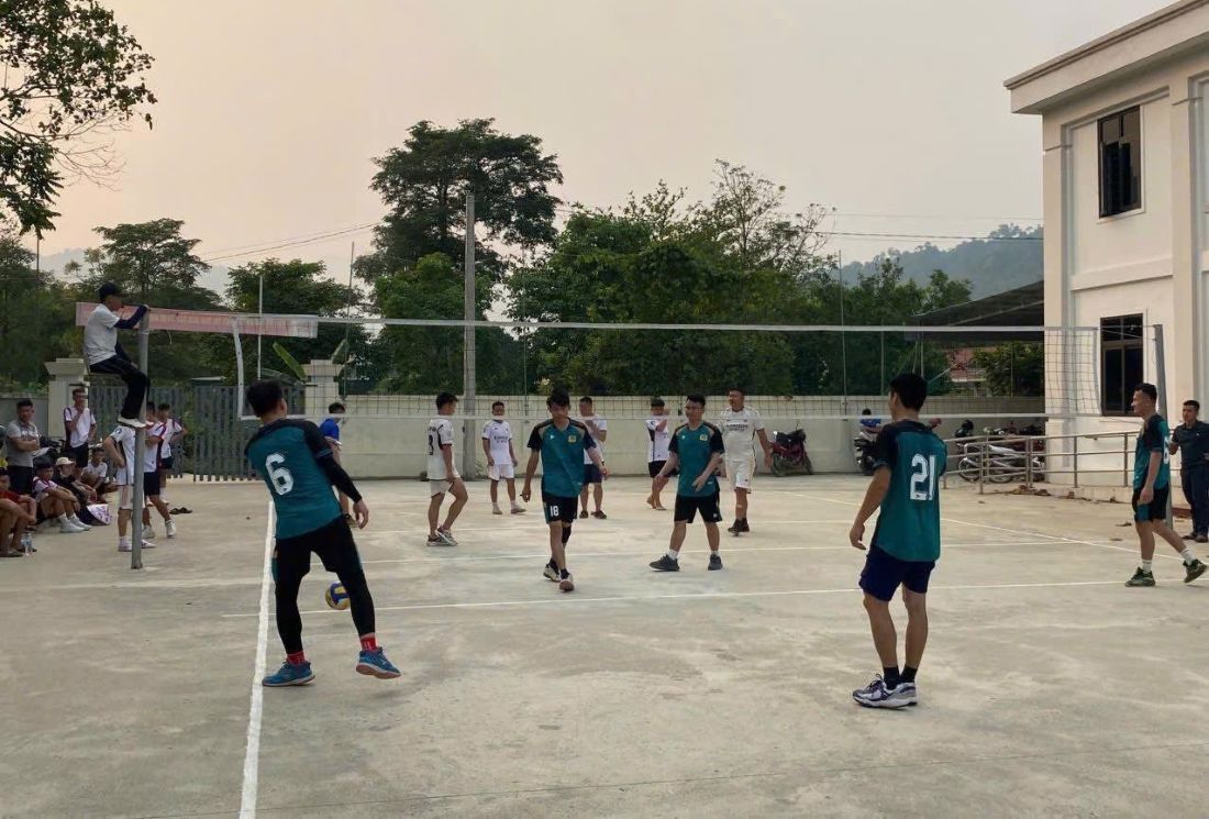 Các đội giao lưu bóng chuyền