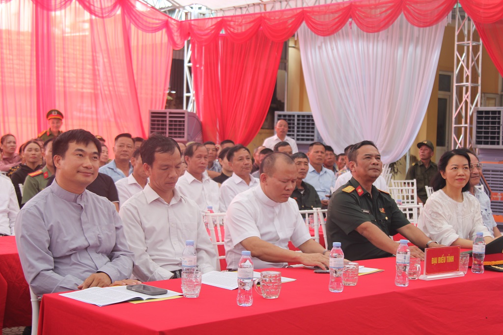 Đại biểu tham dự buổi lễ    