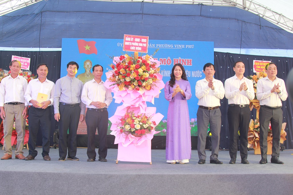 Đại diện Ủy ban MTTQ Việt Nam tỉnh; Ủy ban Đoàn kết Công giáo tỉnh; Lãnh đạo phường Vinh Phú trao lẵng hoa tặng Hội đồng Mục vụ Giáo xứ Ân Hậu
