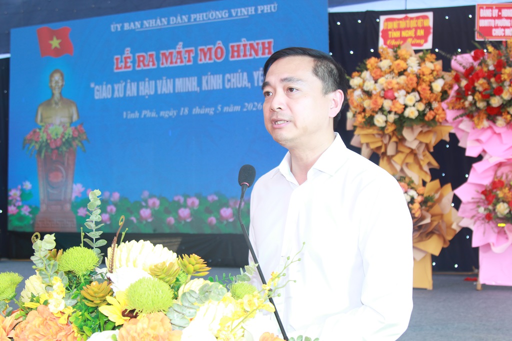 Ông Nguyễn Thế Thân – Phó Bí thư Đảng ủy, Chủ tịch UBND phường Vinh Phú phát biểu tại buổi lễ