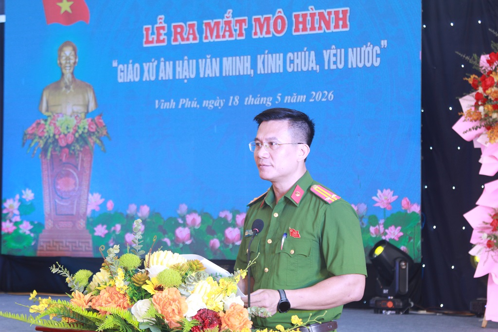 Đại diện Công an phường Vinh Phú thông qua quy chế thực hiện mô hình   
