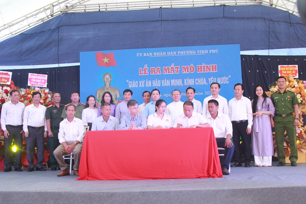 Ký cam kết thực hiện mô hình “Giáo xứ Ân Hậu văn minh, kính Chúa, yêu nước”