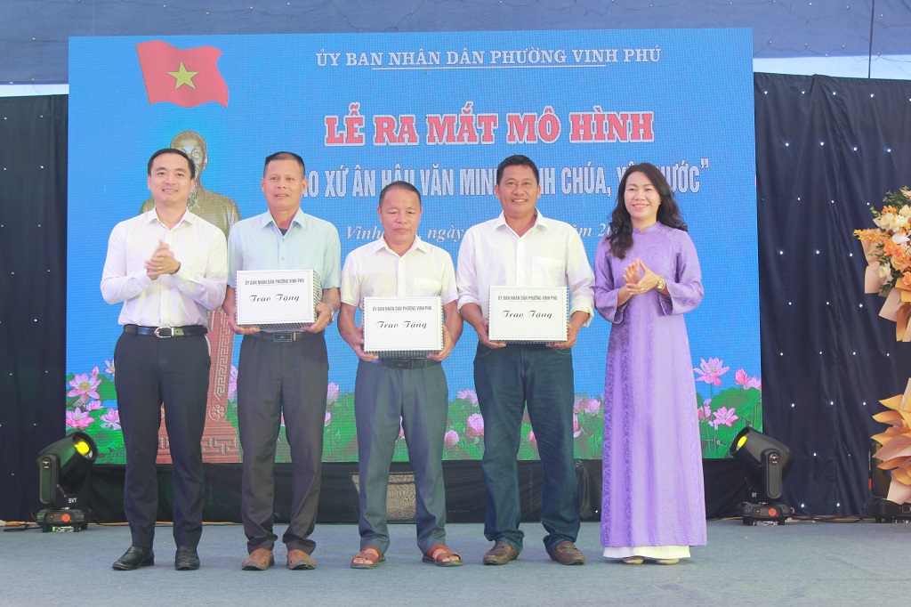 Lãnh đạo phường Vinh Phú trao tặng cờ Tổ quốc cho bà con giáo dân Giáo xứ Ân Hậu    