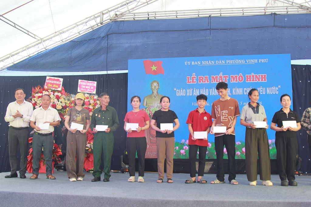 Lãnh đạo phường Vinh Phú tặng quà cho các em học sinh nghèo vượt khó, gia đình có hoàn cảnh khó khăn