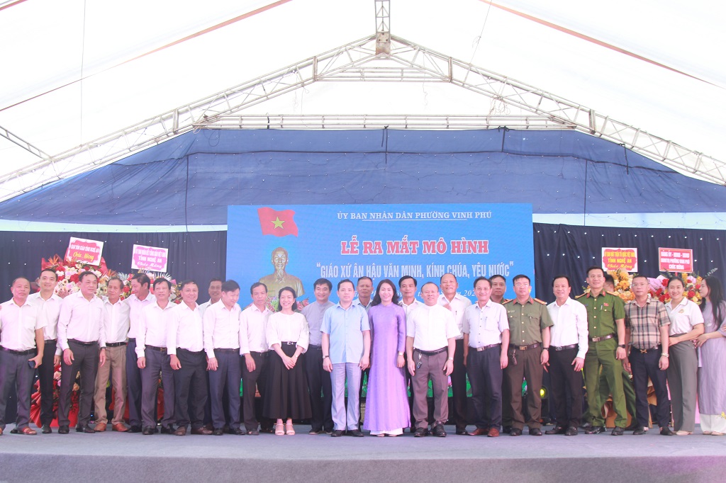  Đại biểu chụp ảnh lưu niệm