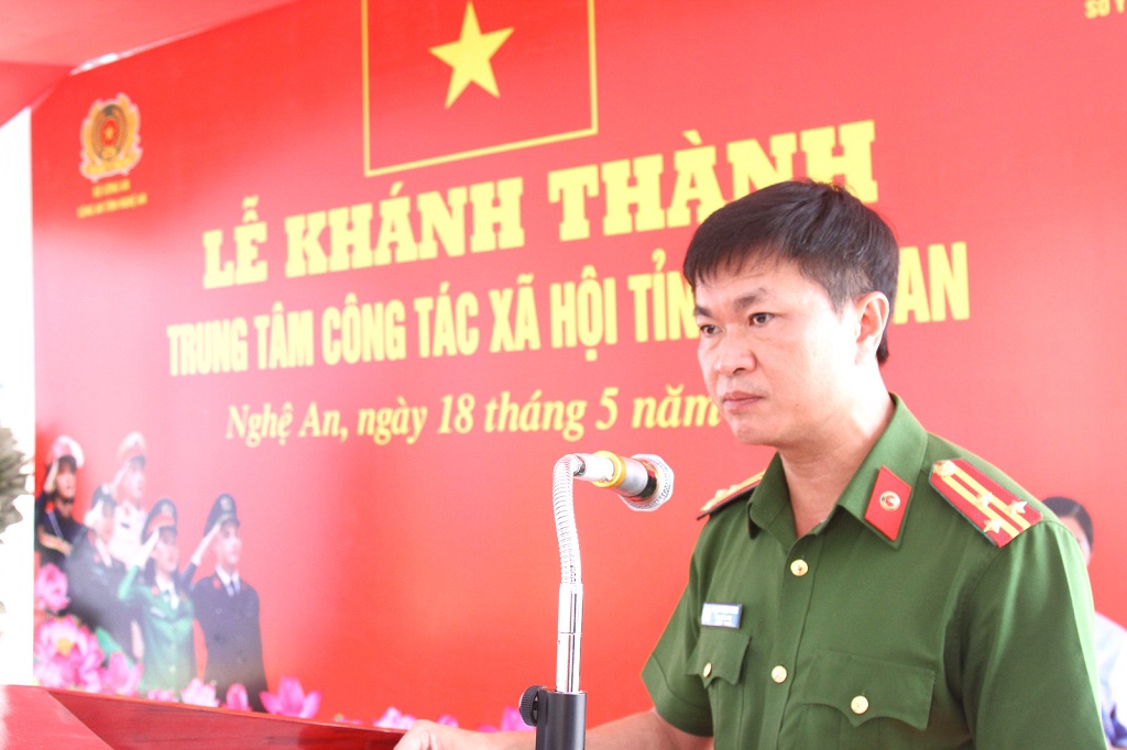 Đồng chí Thượng tá Phạm Thành Long, Phó Giám đốc Công an tỉnh phát biểu tại buổi lễ