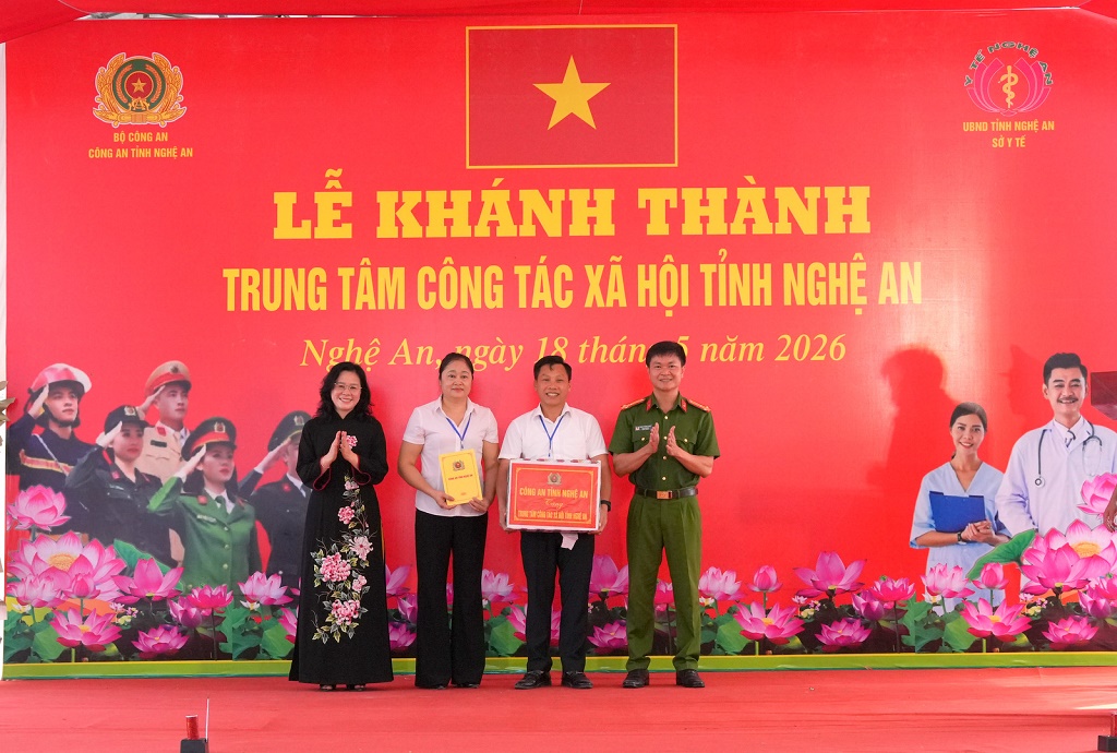 Đại biểu trao tặng quà của Công an tỉnh Nghệ An