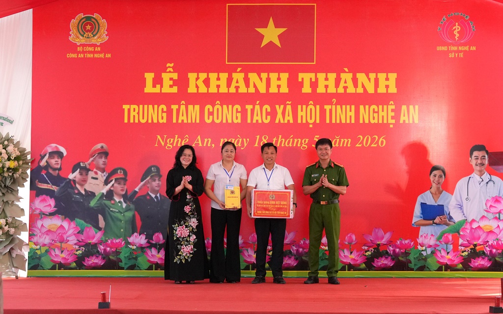 Trao tặng quà của đồng chí Thiếu tướng Đinh Việt Dũng, Giám đốc Công an tỉnh